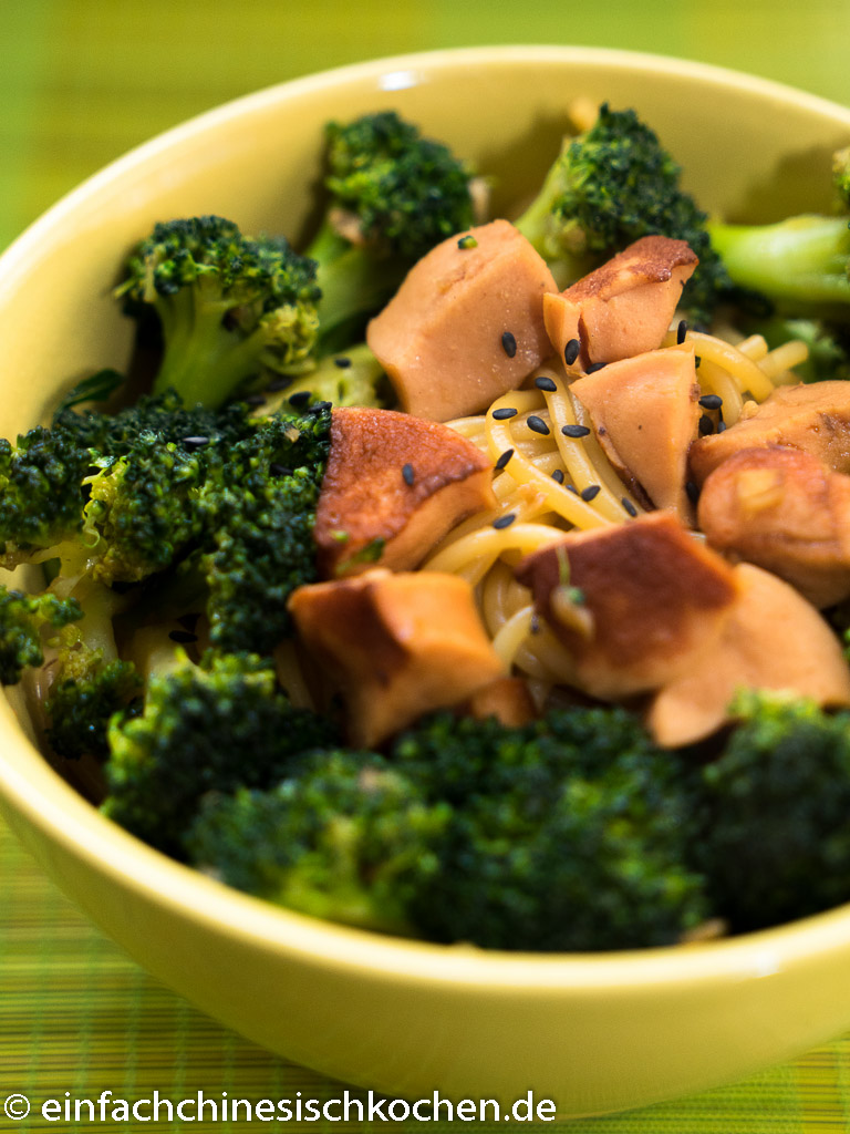 西兰花香肠炒面(xīlánhuā xiāngcháng chǎomiàn) – Gebratene Nudeln mit Broccoli und Würsten