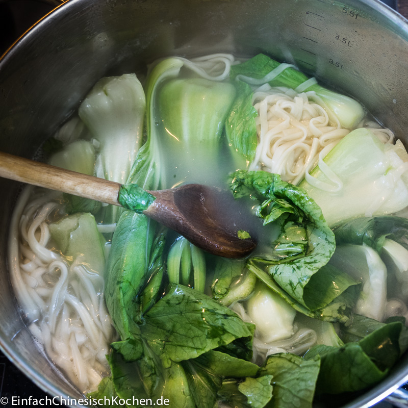 Nudelsuppe mit rot-geschmortem Rindfleisch-9 – Einfach Chinesisch Kochen