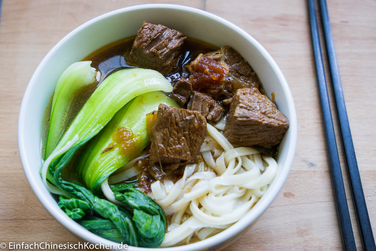 Nudelsuppe mit rot-geschmortem Rindfleisch