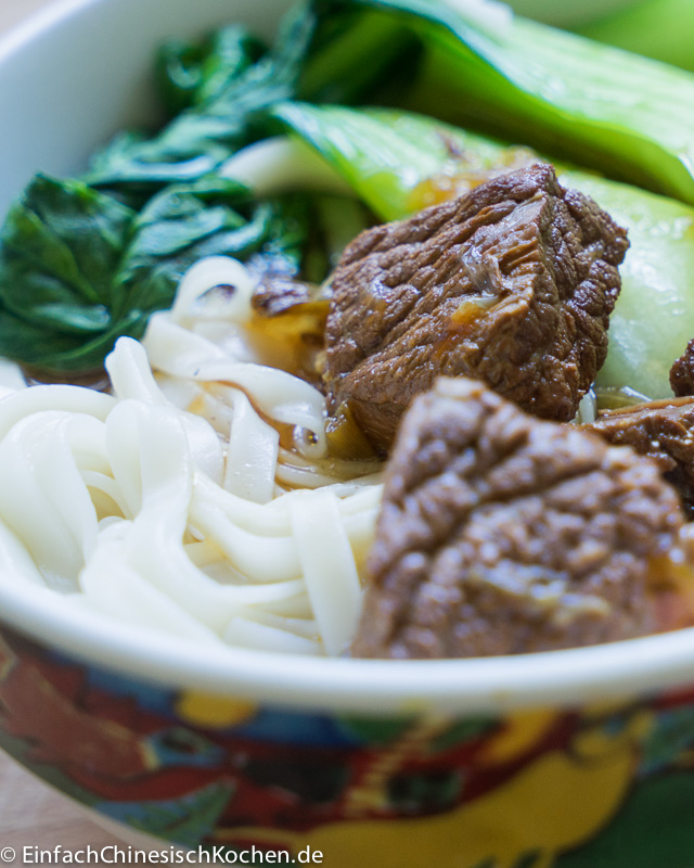 Nudelsuppe mit rot-geschmortem Rindfleisch