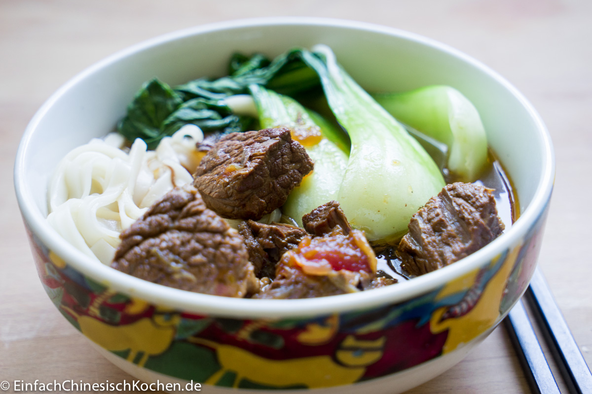 Nudelsuppe mit rot-geschmortem Rindfleisch