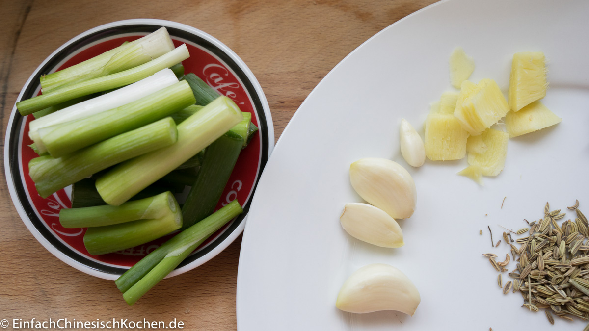Nudelsuppe mit rot-geschmortem Rindfleisch