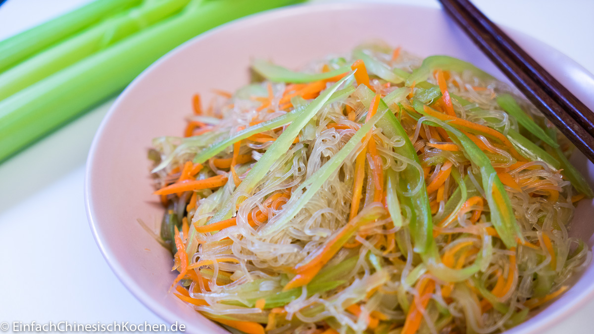 S Sauer Salat Mit Dreierlei Streifen Sellerie Karotte Und Glasnudeln Einfach Chinesisch