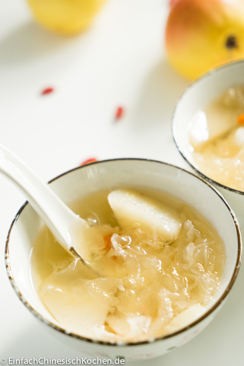 chinesische süße Suppe mit Silberohr Pilzen und Birnen