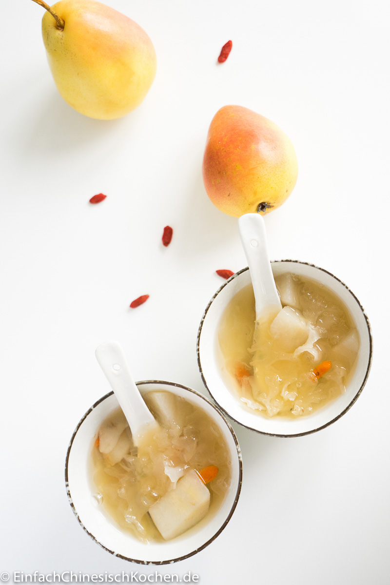 chinesische süße Suppe mit Silberohr Pilzen und Birnen