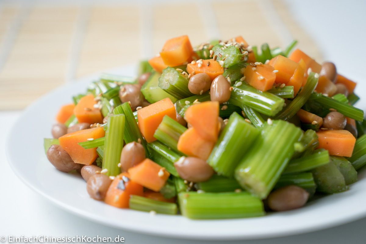chinesischer Sellerie Erdnüsse Salat