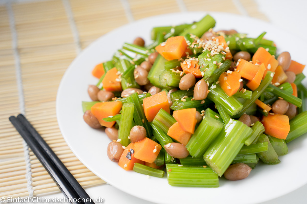 chinesischer Sellerie Erdnüsse Salat