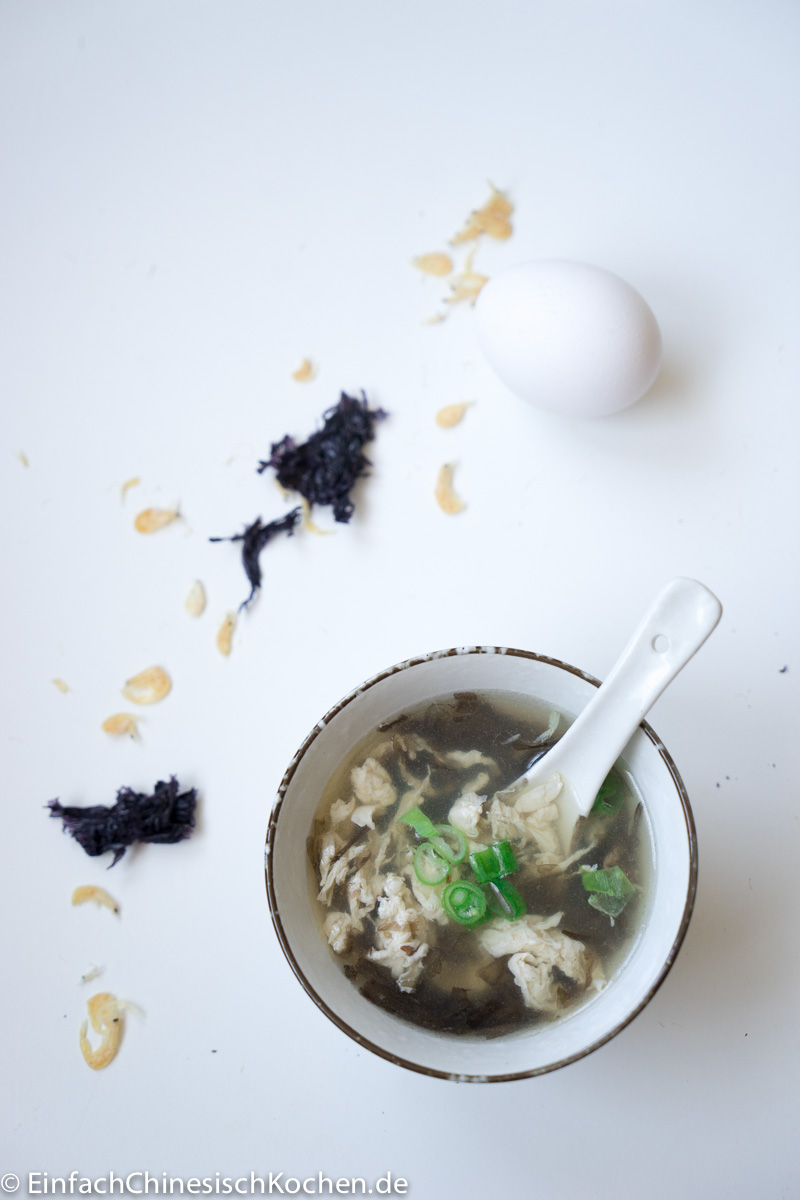 Suppe mit Purpurtang und Eier