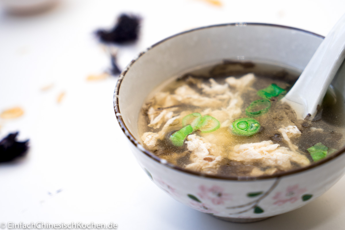 Suppe mit Purpurtang und Eier