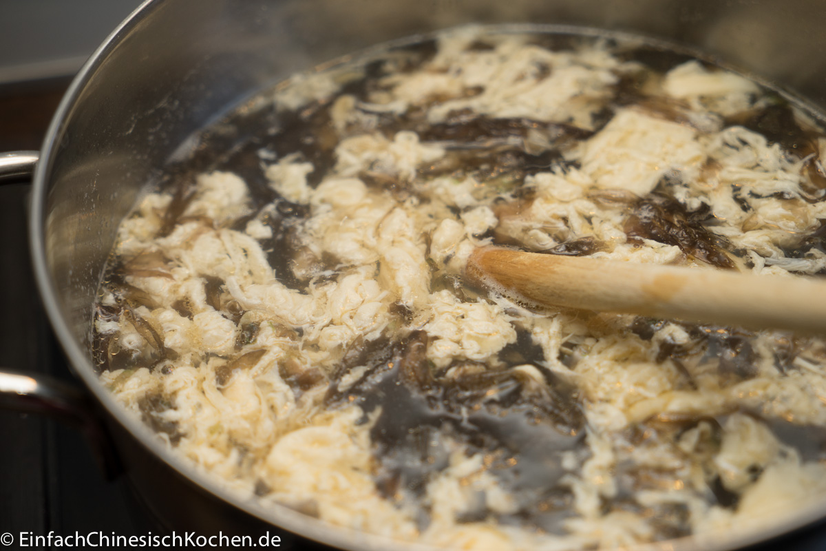 Suppe mit Purpurtang und Eier