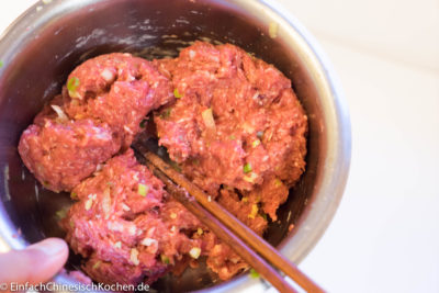 Hackbällchen Suppe mit Chinakohl und Glasnudeln: Hackfleisch