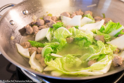 Hackbällchen Suppe mit Chinakohl und Glasnudeln: beim Kochen