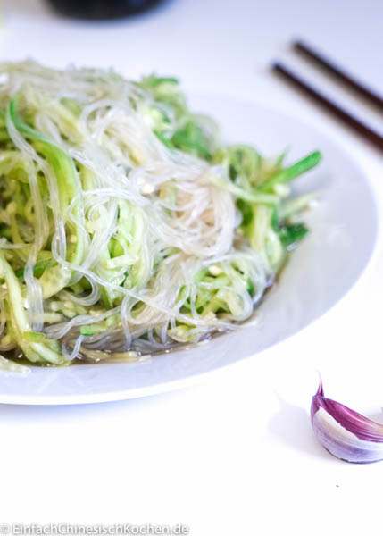 chinesischer Gurkensalat mit Glasnudeln