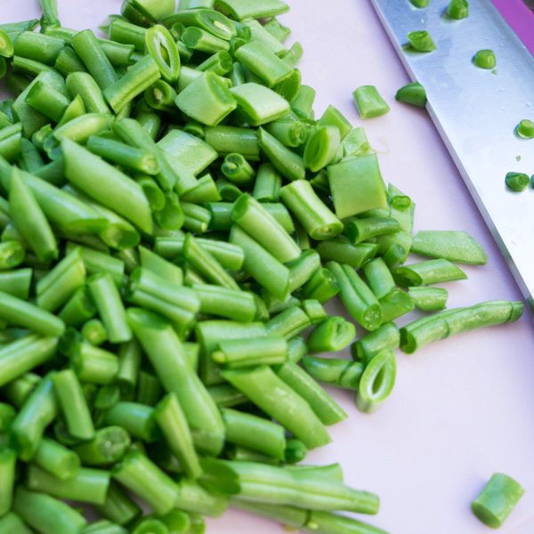 grüne Bohnen und Wurst gebraten