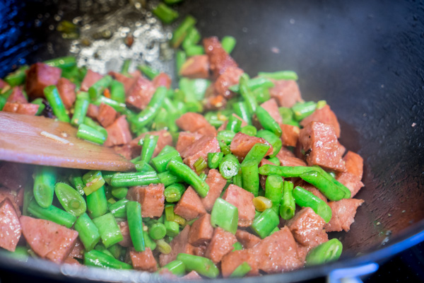 grüne Bohnen und Wurst gebraten