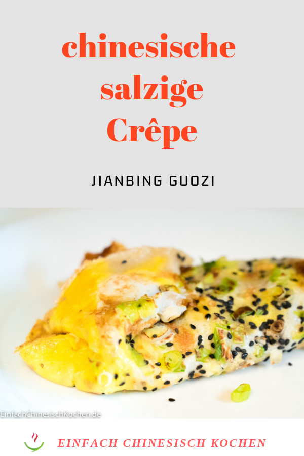 煎饼果子 (jiānbǐng guǒzi) – chinesische salzige Crêpe. Ein typische chinesische Frühstück im Norden Chinas. Mit der authentische chinesische Rezepte zu Hause einfach chinesisch kochen! Es ist vegetarisch und einfach zu kochen!