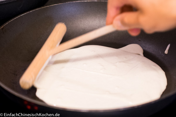 Teig in die Pfanne tun